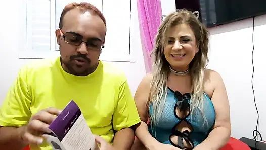 Dia suka bermain dengan mainannya