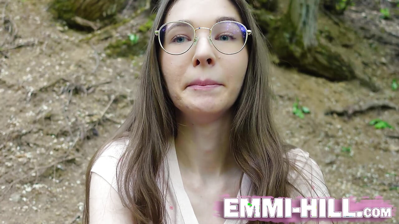 Wild vingeren in het bos: Emmi speelt met haar lange schaamlippen en trekt haar natte poesje hard af