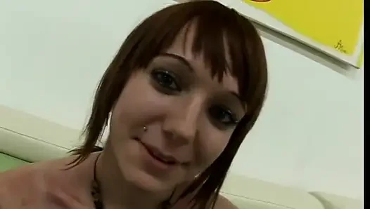 Brünettes teen mit piercing lutscht schwanz und wird dann von pOV gefickt