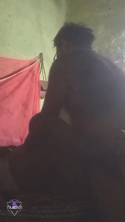 Igazi indiai szobalány felkeltve és megbaszva | Klip 1