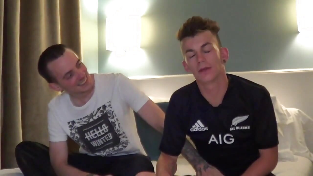 Zacharri fucked bareback by Tiago