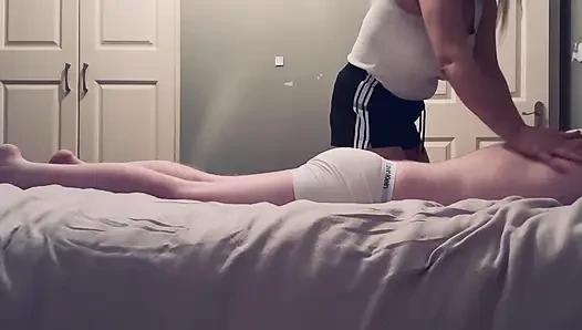 Tante seksi yang lagi selingkuh menggoda tetangganya untuk pijat dia nggak bisa menahan diri untuk ngentot kontolnya habis-habisan