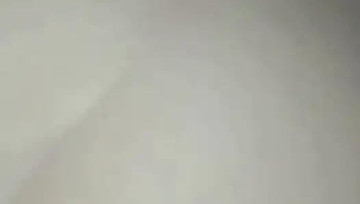 Im Mund der üppigen Blondine.