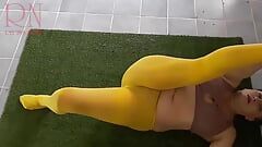Régina Noir. Yoga en collants jaunes faisant du yoga dans la salle de gym.