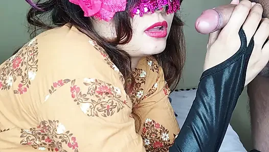 Adik tiri imut dengan pantat bahenol lagi asik nyepong kontol sampai dicrot di dalam posisi misionaris.