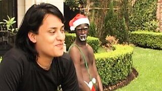 Amaing gang bang bukkake pour salope avec des bites noires pour Noël