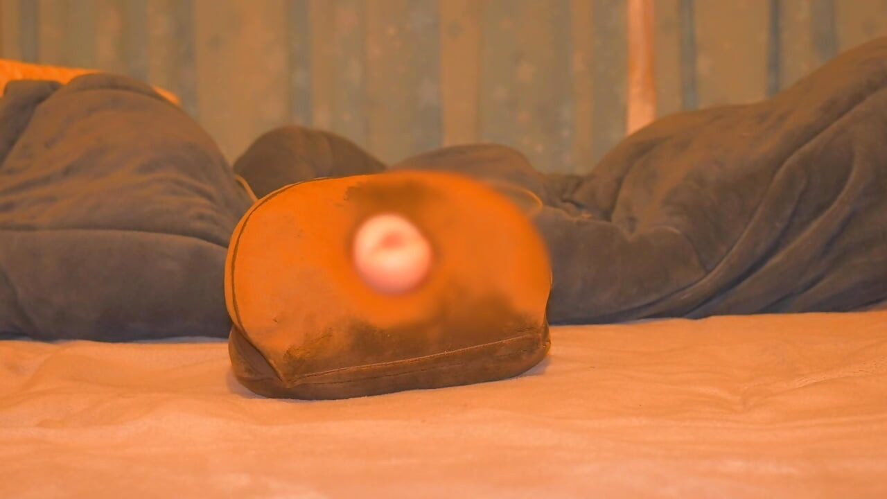 枕に擦り付ける