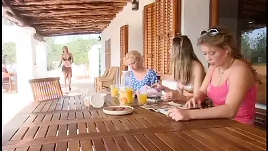 Tante seksi di kolam renang