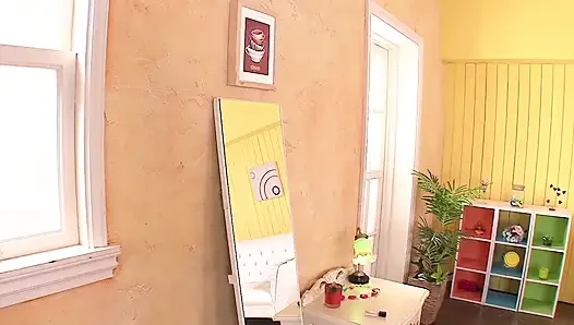 Sexy schätzchen bekommt muschi von einem massiven schwanz tief zum abspritzen gestoßen