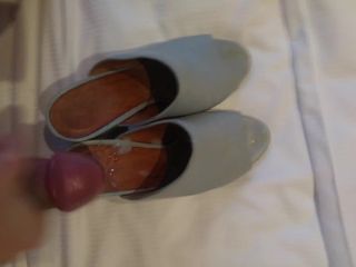 Каммінг на сірих туфлях на каблуках моєї дружини в офісі