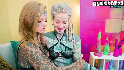 Alt-girls verdoppeln sich beim tiefen anal-probieren mit mutierten alien-spielzeugen