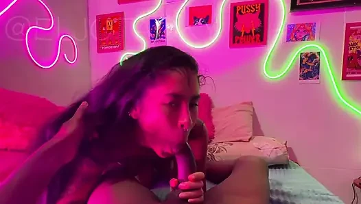 Cewek itu dianalisis setelah footjob nikmat