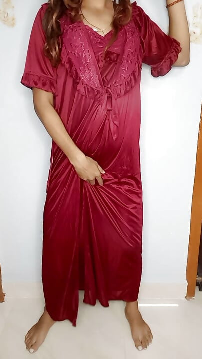 Meri mummy ne kal raat me isi satin nighty ko pahan ke apni chut ki ras chatai