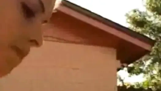 Соло-сессия Brandon у бассейна