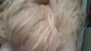Blonde Frisur mit Cosplay Perücke
