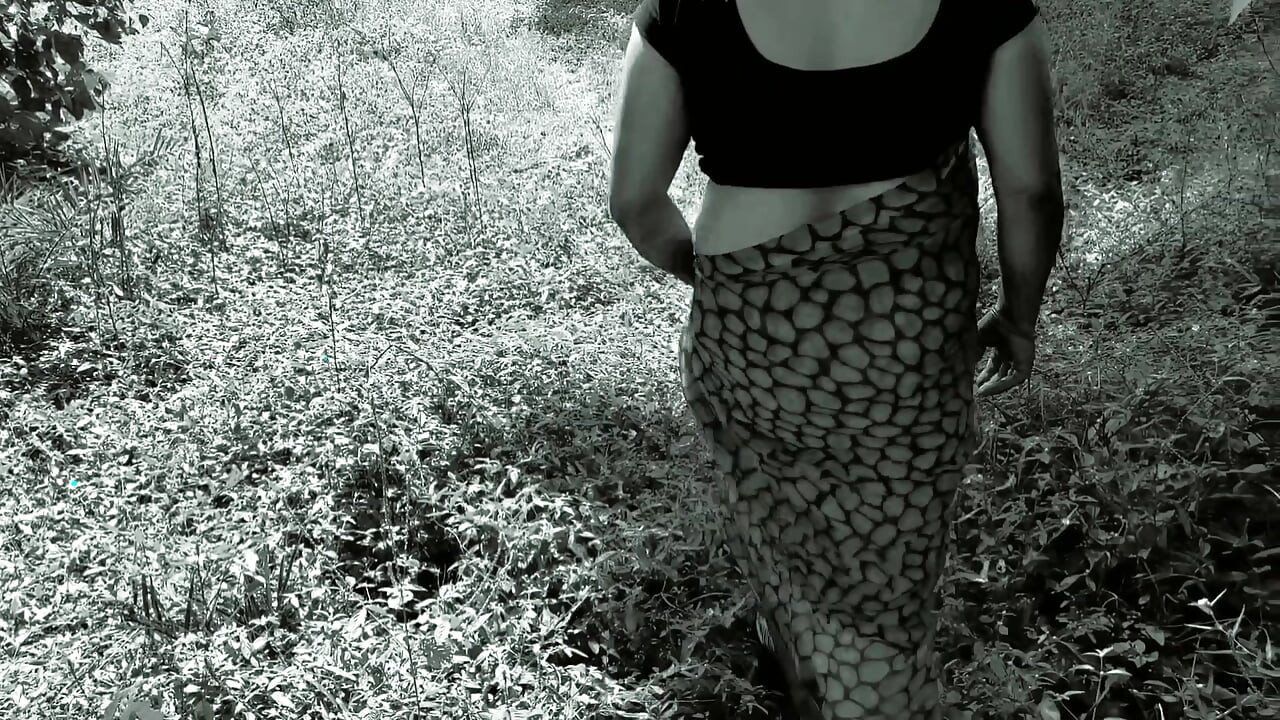 Makcik panas mengongkek pepek dalam gaya doggy hutan