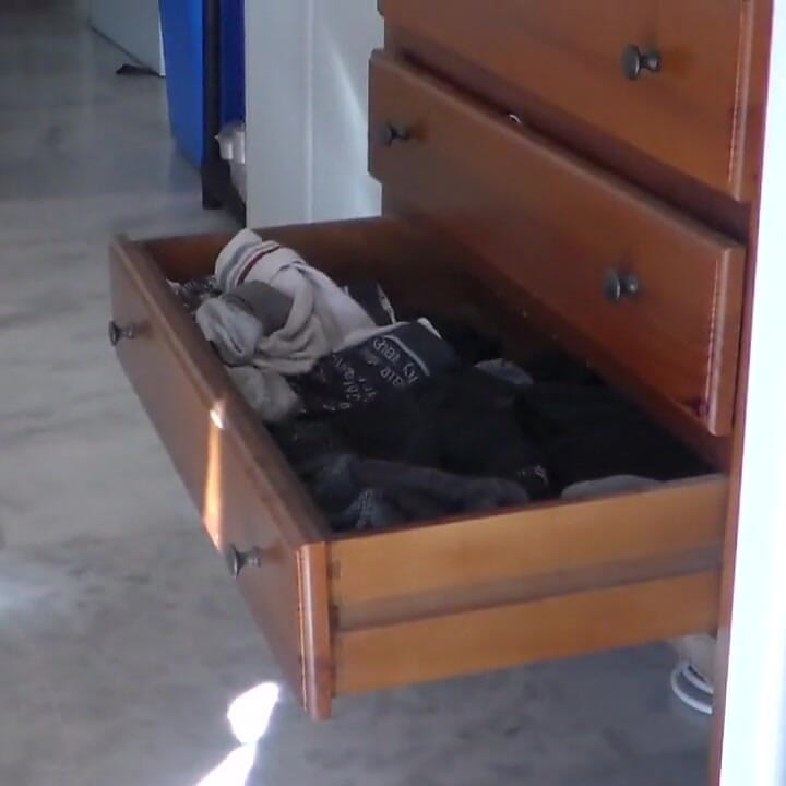 ジョンは下着の引き出しにおしっこを全部入れています