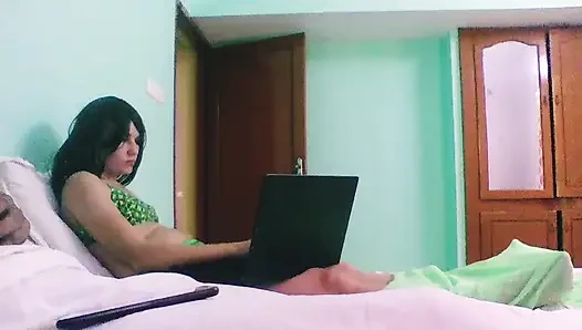 Wanita super semok yang glamor dientot habis-habisan sama besar pria kulit hitam