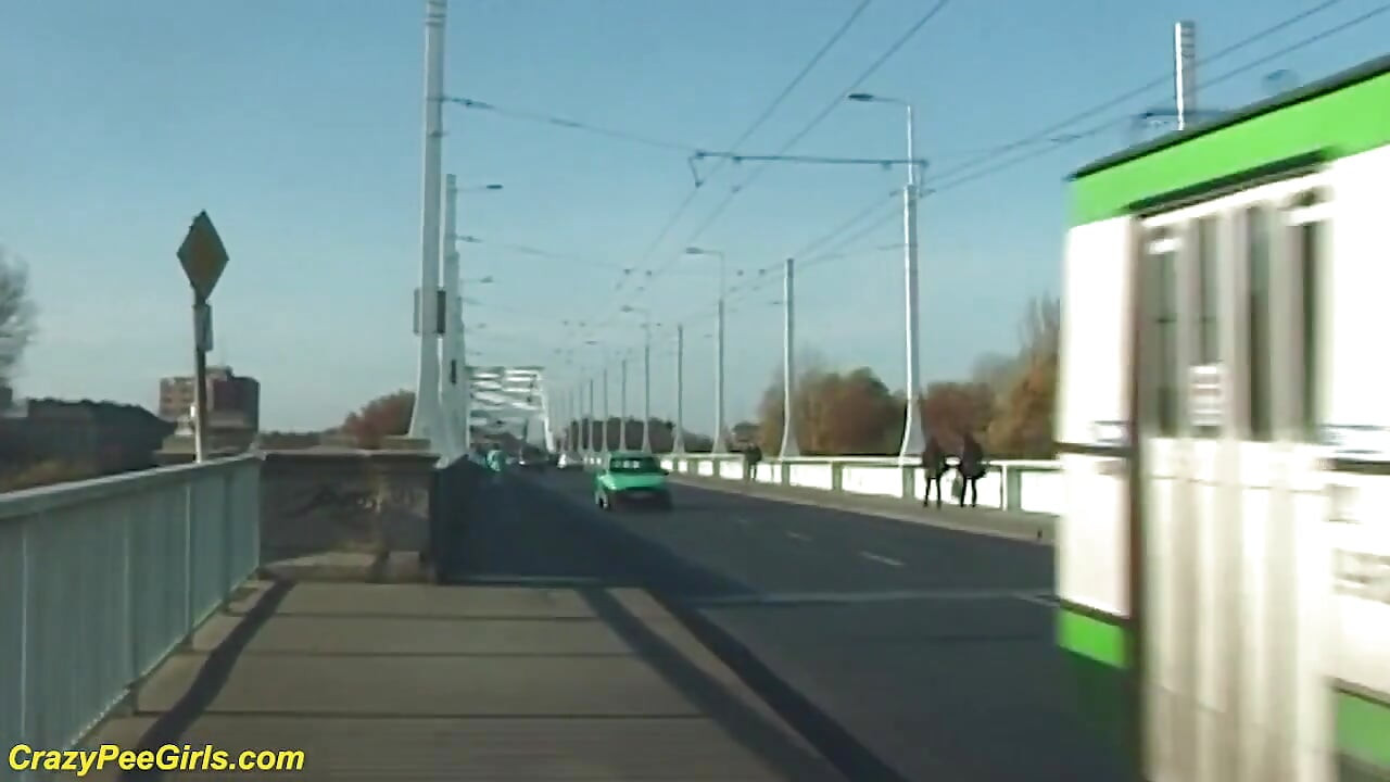 Pisilés a szabadtéri lépcsőn