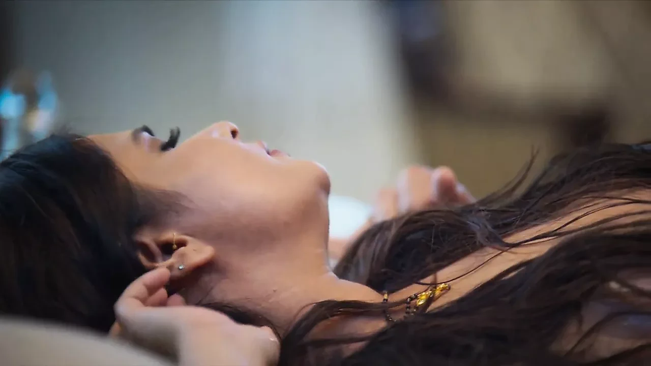 印度女演员Abha Paul与邻居男孩发生了出轨性关系