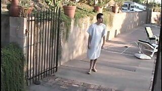 Горячая медсестра в белых чулках скачет на пациентском чуваке на улице