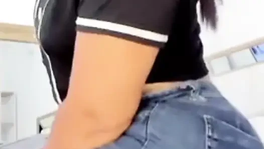 Goyangan pantat montok di balik celana jins