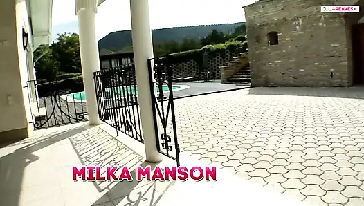 Heißes schätzchen genießt es, engen arsch auf hartem schwanz auf dem gras zu hüpfen