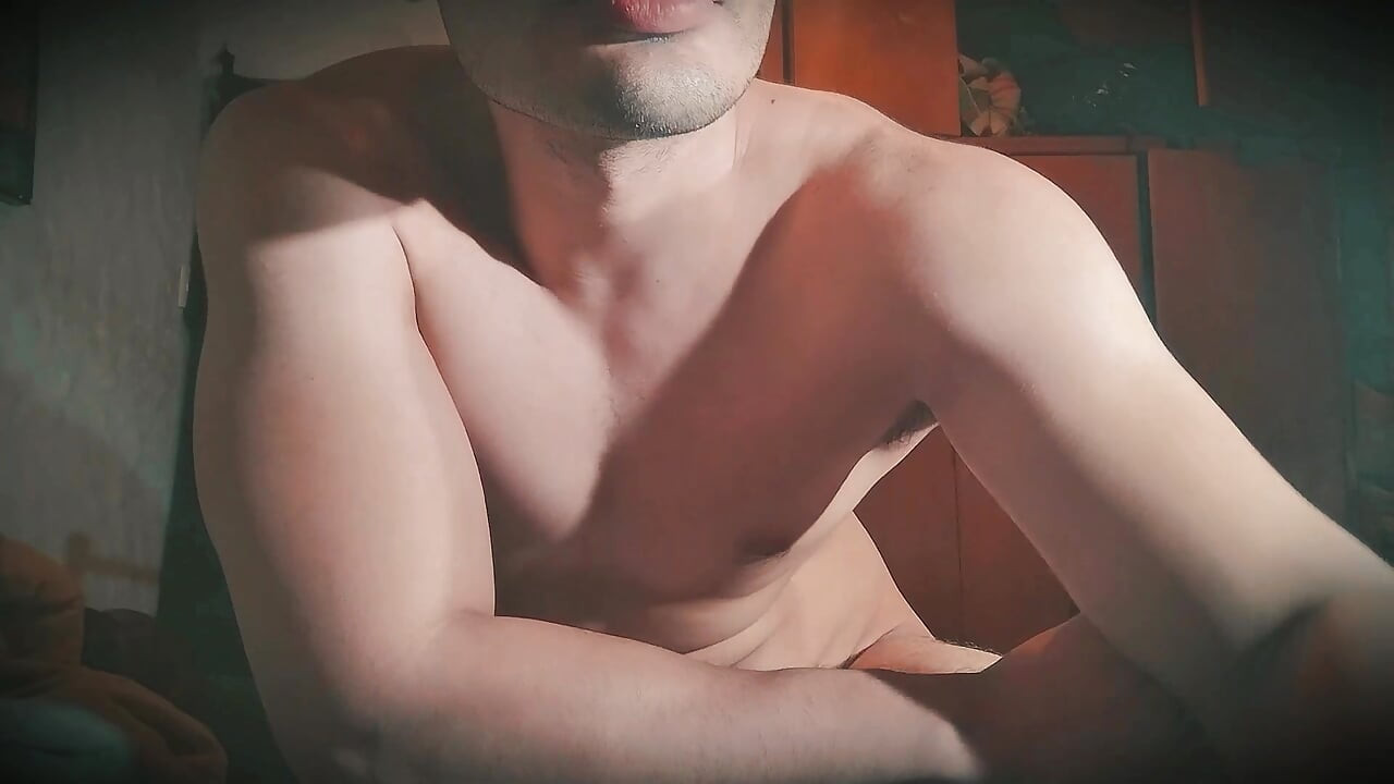 Pria dominan ini lagi asik masturbasi memeknya yang hot dan ganas