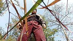 Jovem garoto do exército indiano dominando na cidade da selva