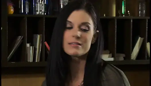 Красивую милфу-латину с большими сиськами трахнули раком и камшот на задницу от большого члена