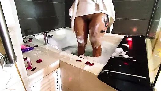 Masturbasi romantis dan basah di bak mandi untuk Anda, dengan kelopak busa dan kelopak mawar.