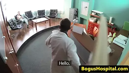 Пациентку отшпилили на столе доктора в любительском видео