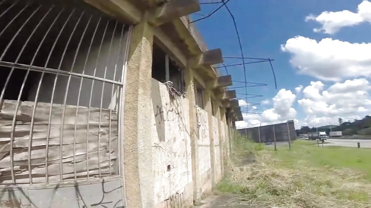 Tattooed jumps over the wall to jerk off