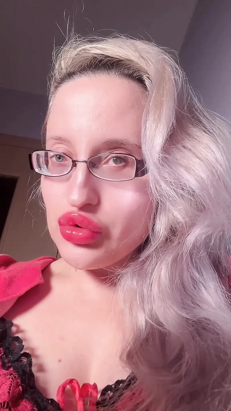 Жена ти е нищо, защото си влюбен във вратаря на Findom. Ритуал на ръба с големи дебели очила и червени големи устни.