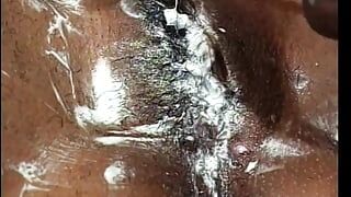 Schönes ebenholz-schätzchen mit schönen titten lutscht und fickt einen schwarzen schwanz im bett nach dem rasieren
