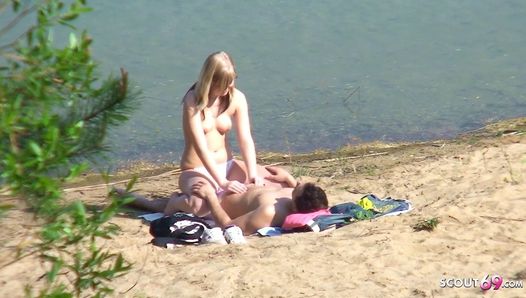 Echt tienerpaar op Duits strand, voyeur neukpartij met een vreemde