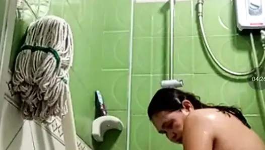 Просто наблюдаю, как принимает ванну утром