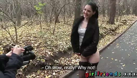 Des copines mangent la chatte en public, promenade dans les bois