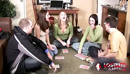 Ashley, Paris, Addie, Simon und Alan spielen bis nackt