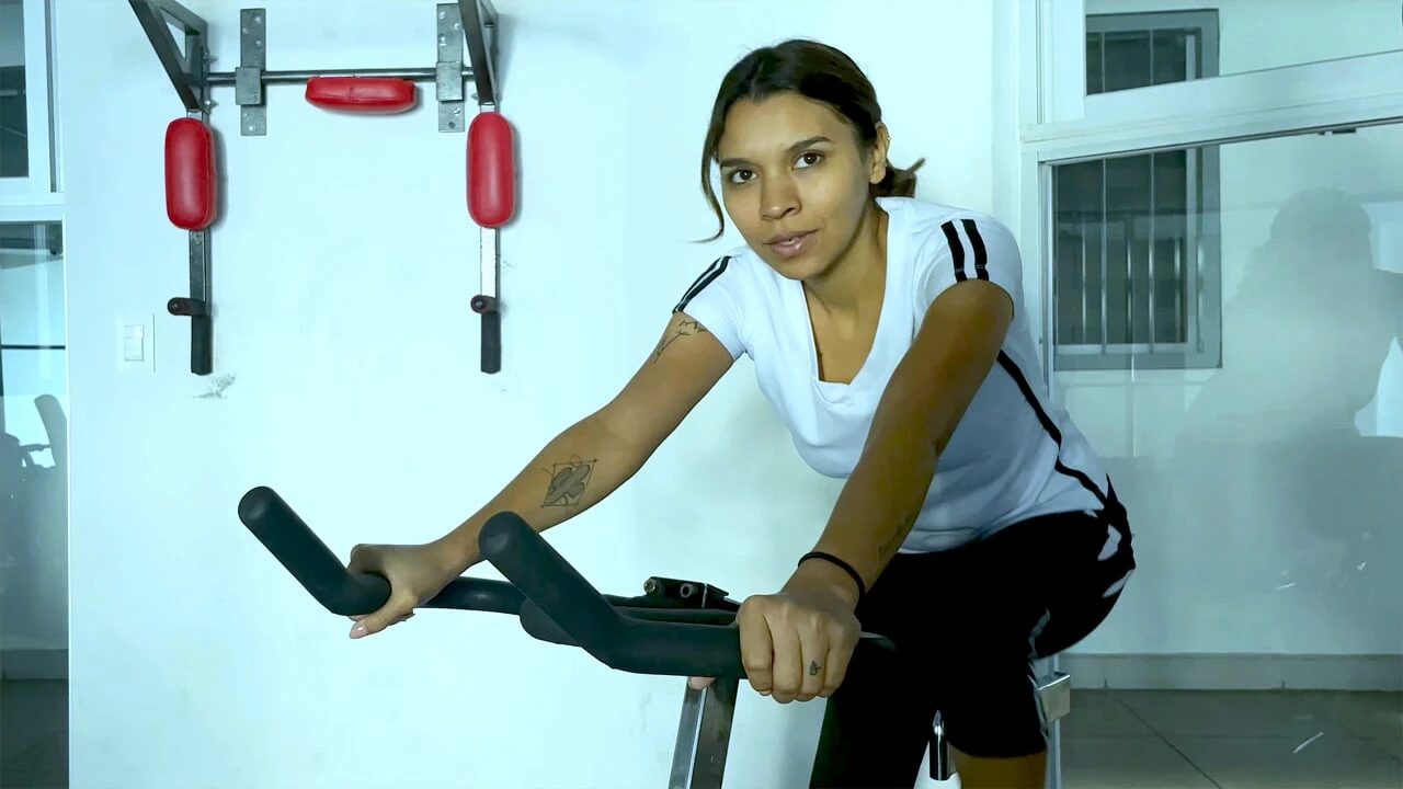 Mexicana latina milf le gusta hacer ejercicio en el gimnasio o en el dormitorio