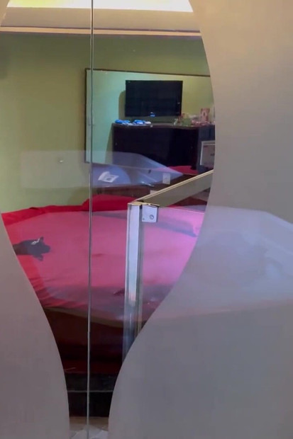 Naterao devojku da stenje na njegovom kurcu