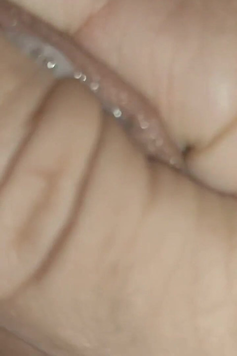 制御不能なオーガズムの中で、荒々しい静脈が溢れ出している。