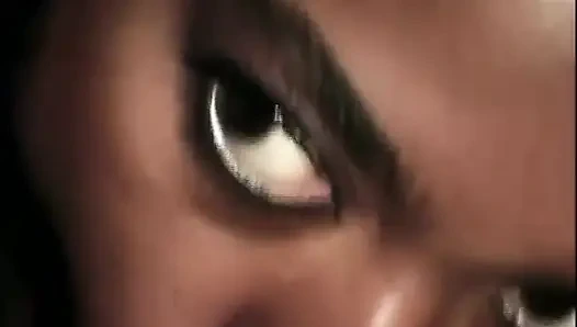 Красивая черная девушка с большими сиськами лижет киску, трахает большой черный хуй, сосет