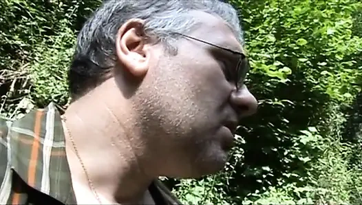 Schmutziges altes schwein knallt einen süßen teenager