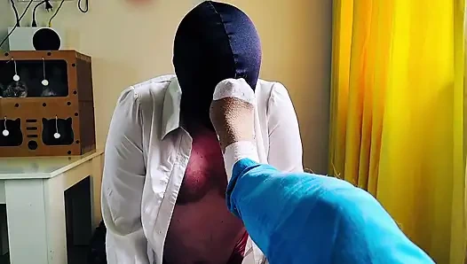 Seorang budak memberiku pijat kaki dengan kaus kaki dan mengendur kakiku yang kencang. Fetish kaus kaki, pemujaan kaki. POV.