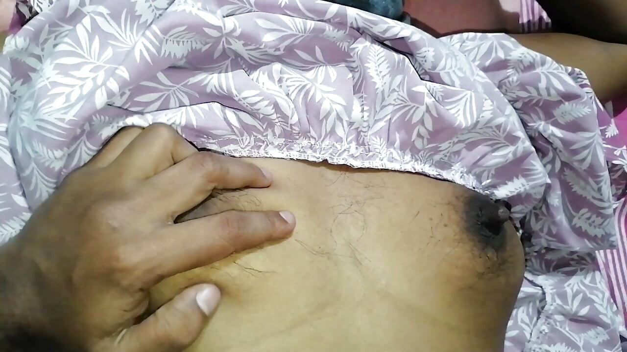 Asiatischer behaarter Brustkorb, komplett nackter heißer Körper, indische Schönheit