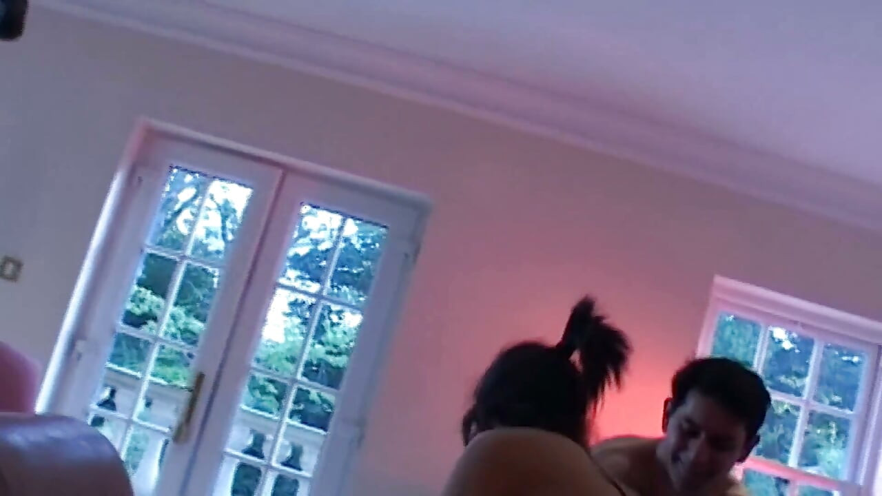 Dziwki pokaż scenę-2 Trzy napalone przyjaciółki dzielą się ogromnym kutasem i twarzy