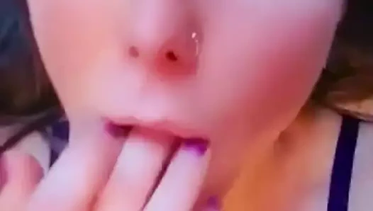 Надев просто свитер и трусики, я трахнул себя для моей лесбийской фетиш госпожи 53f, как сказали, но я сделал это дважды