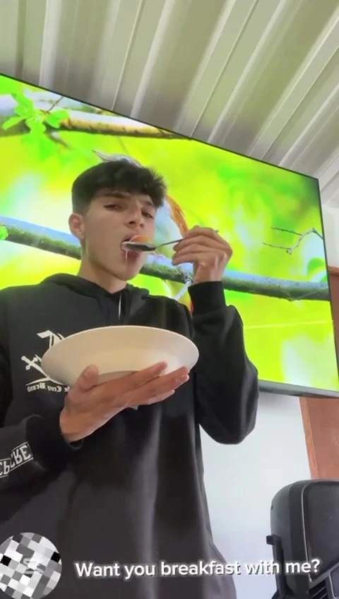 草莓和奶油混合与安德烈斯普鸡巴牛奶作为美味的甜点