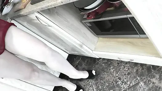 Ev yapımı porno videosu. Mutfakta striptiz gösterisi. Seks solo olgun orta yaşlı seksi kadın göt büyük doğal memeler kıllı amcık tıraşlı. Fetiş çoraplı